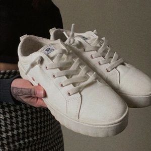 It’s Roxy surf, an 8.5 women shoe, color is white